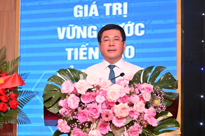 Minister Nguyen Hong Dien delivers opening remarks at the 2025 Northern Region Industry and Trade Conference