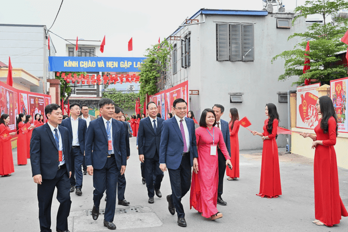 Acting Minister of Industry and Trade Le Manh Hung casts vote in the 16th National Assembly election in Hai Phong