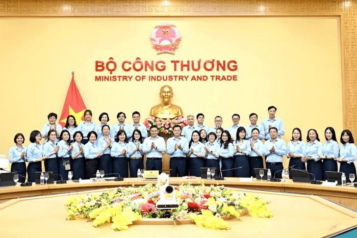 Minister of Industry and Trade Le Manh Hung works with Department of Planning, Finance and Enterprise Management
