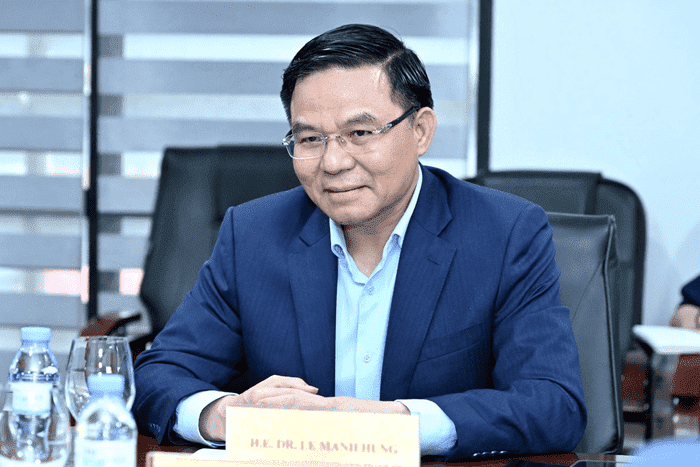 Minister Le Manh Hung holds talks with President and Group CEO of Malaysia’s Petronas