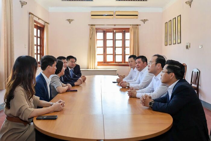 Minister Nguyen Hong Dien works with the Vietnam Trade Office in Laos