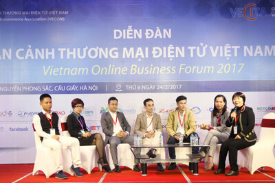 Phiên 3 – Bán hàng đa kênh (Omni Chanel) (từ trái sang phải): Ông Trần Trọng Tuyến – CEO Bizweb.vn,  Bà Hoàng Thị Yến- GĐ Online PTI, Ông Phùng Hải Nam – Đại diện Foody, Ông Đỗ Hữu Hưng – GĐ Interspace VN, Ông Phạm Thành Long – GĐ Học viện Cốc Cốc, Bà Trịnh Vân Hoa – GĐ Cấp cao Khối TMĐT Nguyễn Kim, Điều phối viên: Bà Đinh Thị Mỹ Loan – Chủ tịch VAR