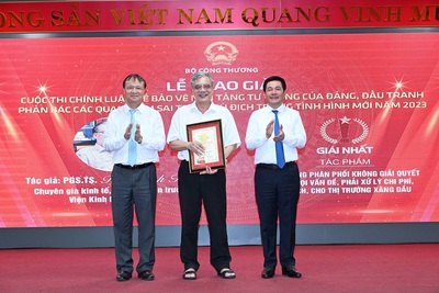 Bộ trưởng Nguyễn Hồng Diên và Thứ trưởng Đỗ Thắng Hải trao bằng khen cho tác giả đạt giải Nhất