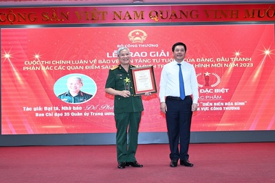 Bộ trưởng Nguyễn Hồng Diên trao bằng khen cho Đại tá, Nhà báo Đỗ Phú Thọ - Ban Chỉ đạo 35 Quân ủy Trung ương, tác giả đoạt Giải Đặc biệt cuộc thi