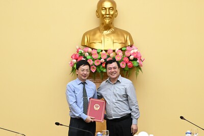 Thứ trưởng Nguyễn Sinh Nhật Tân trao quyết định bổ nhiệm ông Đặng Hải Dũng - Chuyên viên cao cấp Vụ Tiết kiệm năng lượng và phát triển bền vững giữ chức vụ Phó Vụ trưởng Vụ Tiết kiệm năng lượng và phát triển bền vững