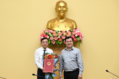 Thứ trưởng Nguyễn Sinh Nhật Tân trao quyết định điều động và bổ nhiệm ông Trần Thành Vin - Cục trưởng Cục trưởng Cục Quản lý thị trường TP. Hải phòng giữ chức vụ Phó Chánh Thanh tra Bộ Công Thương
