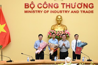 hứ trưởng Nguyễn Sinh Nhật Tân chúc mừng các lãnh đạo đơn vị thuộc Bộ Công Thương nhận nhiệm vụ mới