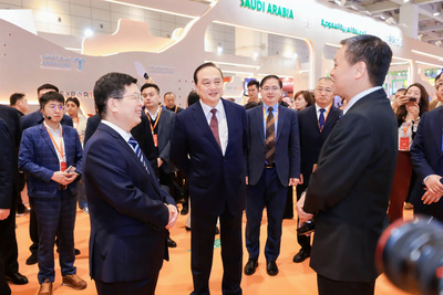 Phó Tỉnh trưởng tỉnh Sơn Đông, Trung Quốc tham quan gian hàng Việt Nam