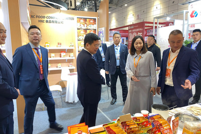 Phó Tỉnh trưởng tỉnh Sơn Đông, Trung Quốc tham quan gian hàng Việt Nam