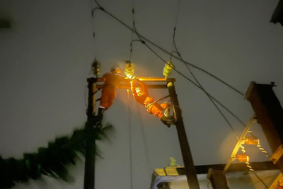 Tại Ninh Bình, những người thợ áo cam cheo leo trên cột cao để thực hiện nhiệm vụ “cứu điện”