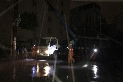 Bắc Giang mưa trong đêm 7/9, những người thợ vẫn đang hối hả nhiệm vụ khắc phục sự cố điện