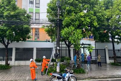 Tổng công ty Điện lực TP Hà Nội đang triển khai các phương án để bảo đảm an toàn cho người dân và hệ thống lưới điện, đồng thời tập trung theo dõi diễn biến cũng như thiệt hại do cơn bão gây ra và khẩn trương cấp điện trở lại trong thời gian sớm nhất. Trong ảnh, CBCNV Công ty Điện lực Hoàng Mai tiếp cận hiện trường xử lý sự cố điện trên địa bàn