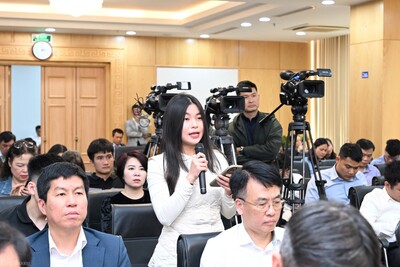 Các phóng viên đặt câu hỏi tại họp báo thường kỳ quý I/2025