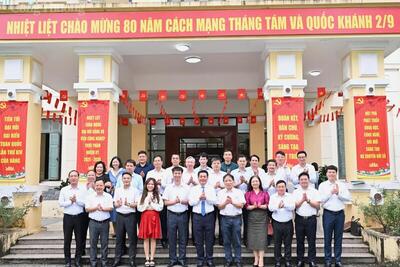 Bộ trưởng Nguyễn Hồng Diên, lãnh đạo các Cục, Vụ, Viện thuộc Bộ và lãnh đạo Viện Công nghiệp thực phẩm chụp ảnh lưu niệm