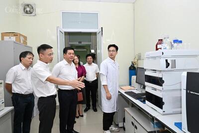 ộ trưởng Nguyễn Hồng Diên và các đại biểu đi thăm quan phòng nghiên cứu của Viện