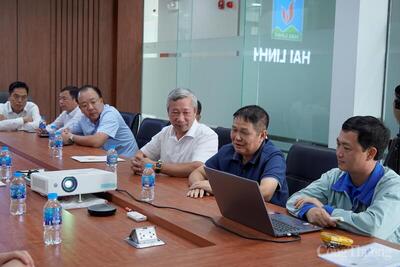 Ông Lê Văn Tám (áo xanh), Chủ tịch HĐQT Công ty Cổ phần Kho cảng Cái Mép báo cáo với đoàn công tác về tiến độ, quy mô và công nghệ mới của dự án.
