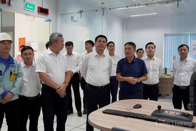 Bộ trưởng Nguyễn Hồng Diên thăm Phòng điều khiển trung tâm của dự án.