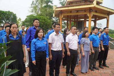 Đoàn công tác đã tổ chức Lễ dâng hương, dâng hoa tưởng niệm tại Nghĩa trang liệt sĩ xã Phù Ninh (tỉnh Phú Thọ).