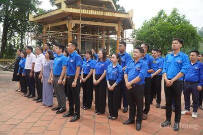 Lễ dâng hương, dâng hoa tưởng niệm tại Nghĩa trang liệt sĩ xã Phù Ninh (tỉnh Phú Thọ)