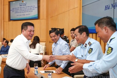 Ủy viên Ban Chấp hành Trung ương Đảng, Bí thư Đảng ủy, Bộ trưởng Bộ Công Thương Nguyễn Hồng Diên chào mừng các đại biểu dự hội nghị
