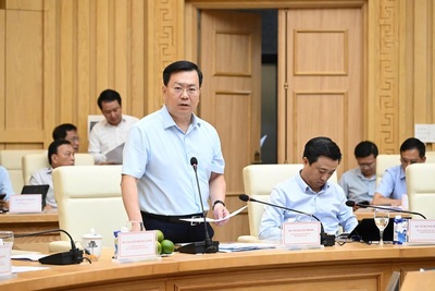 Ông Võ Nguyên Phong, Giám đốc Sở Công Thương Thành phố Hà Nội tham luận tại hội nghị