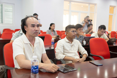 Các đại biểu, phóng viên, biên tập viên tham quan Trung tâm Điều độ hệ thống điện miền Trung. Ảnh: Vũ Lê