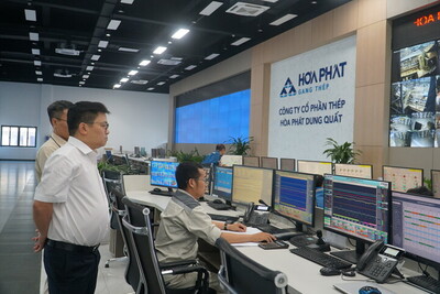 Thứ trưởng Trương Thanh Hoài khảo sát quy trình vận hành Lò cao tại nhà máy (Ảnh: Vũ Lê)
