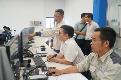 Thứ trưởng Trương Thanh Hoài khảo sát quy trình vận hành Lò cao tại nhà máy (Ảnh: Vũ Lê)