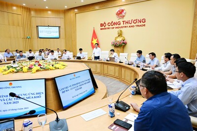 Chiều 22/4, Bộ trưởng Bộ Công Thương Nguyễn Hồng Diên chủ trì buổi làm việc về tình hình cung ứng điện dịp 30/4-1/5 và các tháng mùa khô năm 2025. Ảnh: Cấn Dũng