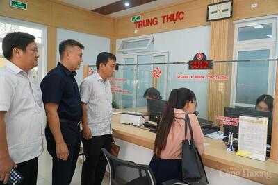 Phó Vụ trưởng Vụ Tổ chức cán bộ Nguyễn Quang Hồng (thứ 2, từ trái sang) cùng lãnh đạo Sở Công Thương Đà Nẵng khảo sát thực hiện thủ tục hành chính trong lĩnh vực ngành Công Thương tại phường Thanh Khê vào sáng 7/8