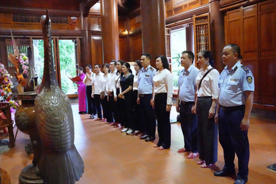 Tiếp đó, đoàn công tác đến dâng hoa, dâng hương tại Nhà tưởng niệm Chủ tịch Hồ Chí Minh. Ảnh: Hải Yến