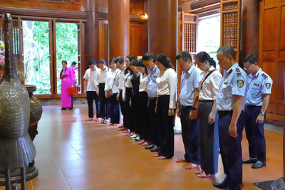 Trong không khí thiêng liêng, thành kính, đoàn công tác đã tưởng niệm, bày tỏ tấm lòng thành kính và biết ơn vô hạn công lao to lớn của Chủ tịch Hồ Chí Minh, vị lãnh tụ thiên tài của Đảng và nhân dân ta, Người đã cống hiến, hy sinh trọn đời cho sự nghiệp giải phóng dân tộc, đấu tranh cho hòa bình và hạnh phúc của dân tộc Việt Nam và nhân dân thế giới. Ảnh: Hải Yến