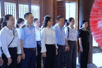 Thứ trưởng Bộ Công Thương cùng đoàn công tác dâng hoa, dâng hương tại Đền Chung Sơn - Đền thờ Gia tiên Chủ tịch Hồ Chí Minh, nơi Chủ tịch Hồ Chí Minh gắn bó thuở thiếu thời. Ảnh: Hải Yến