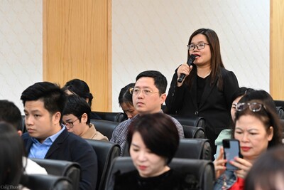 Các phóng viên đặt câu hỏi tại họp báo thường kỳ quý I/2025