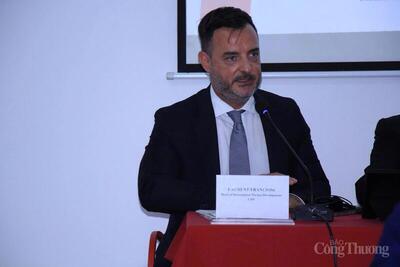 Phát biểu khai mạc, ông  Laurent Franciosi - Trưởng Ban Phát triển thị trường quốc tế cho biết, buổi đối thoại tập trung vào ba nội dung chính. Thứ nhất, giúp doanh nghiệp Italia hiểu rõ hơn về chương trình phát triển điện lực Việt Nam, với điểm nhấn là Quy hoạch điện VIII, Quy hoạch VIII điều chỉnh và cam kết trong khuôn khổ JETP, trong đó Italia tham gia từ năm 2022 với 150 triệu Euro. Thứ hai, trao đổi cơ hội hợp tác tài chính, với vai trò then chốt của CDP. Thứ ba, tạo điều kiện để doanh nghiệp Italia giới thiệu năng lực, kết nối với nhu cầu thực tiễn của Việt Nam.