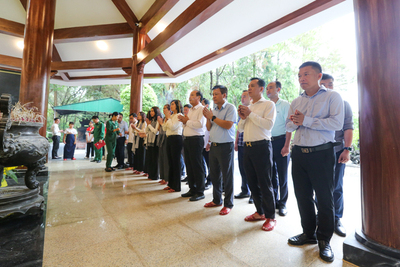 Thứ trưởng Phan Thị Thắng cùng đoàn công tác dâng hương tại Nhà bia tưởng niệm các Anh hùng liệt sỹ. Ảnh: Trọng Tùng
