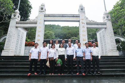 Đoàn công tác của Bộ Công Thương chụp ảnh lưu niệm tại Khu di tích Ngã ba Đồng Lộc. Ảnh: Trọng Tùng