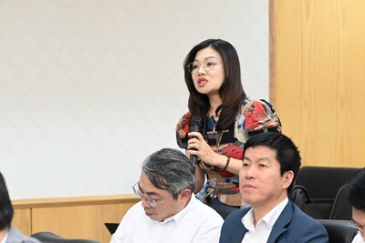 Các phóng viên đặt câu hỏi tại họp báo thường kỳ quý I/2025