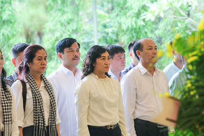 Thứ trưởng bày tỏ lòng tri ân sâu sắc tới những hy sinh của các thế hệ đi trước. Ảnh: Trọng Tùng