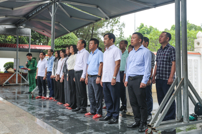 Buổi lễ diễn ra dưới cơn mưa phùn nhưng không kém phần trang nghiêm, linh thiêng. Ảnh: Trọng Tùng