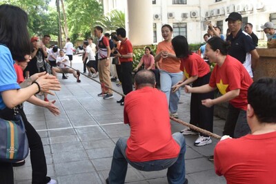 Các vận động viên tham gia môn thi kéo co tại Hội thao. Ảnh QL