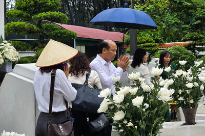 Đoàn công tác của Bộ Công Thương dâng hương tại phần mộ các nữ liệt sỹ. Ảnh: Trọng Tùng