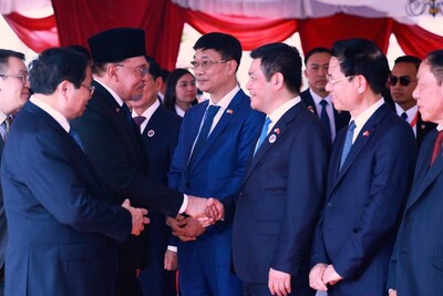 Thủ tướng Anwar Ibrahim bắt tay Bộ trưởng Bộ Công Thương Nguyễn Hồng Diên trong nghi thức lễ đón chính thức Thủ tướng Phạm Minh Chính thăm chính thức Malaysia. Ảnh: Dương Giang/TTXVN