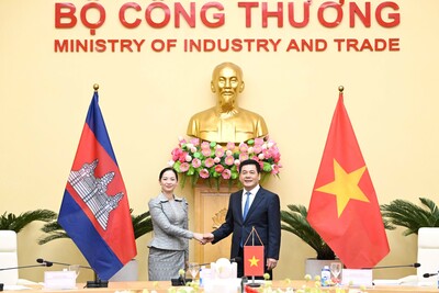 Bộ trưởng Bộ Công Thương Việt Nam Nguyễn Hồng Diên và Bộ trưởng Thương mại Campuchia Cham Nimul trước hội đàm