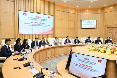 Lãnh đạo, đại diện các đơn vị chức năng của Bộ Thương mại Campuchia cùng tham dự hội đàm