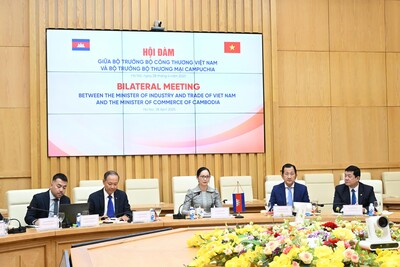 Lãnh đạo, đại diện các đơn vị chức năng của Bộ Thương mại Campuchia cùng tham dự hội đàm