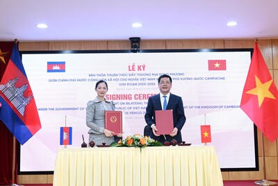 Bộ trưởng Bộ Công Thương Việt Nam Nguyễn Hồng Diên và Bộ trưởng Thương mại Campuchia Cham Nimul ký kết thỏa thuận song phương