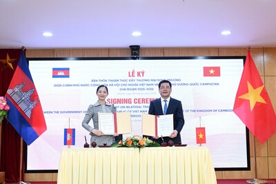 Bộ trưởng Bộ Công Thương Việt Nam Nguyễn Hồng Diên và Bộ trưởng Thương mại Campuchia Cham Nimul ký kết thỏa thuận song phương