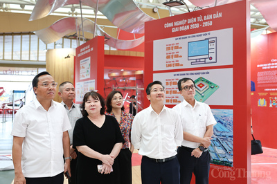 Trước đó, Thứ trưởng Nguyễn Hoàng Long cùng đoàn công tác tới kiểm tra công tác chuẩn bị và cấp điện tại Trung tâm Triển lãm Quốc gia (Đông Anh).