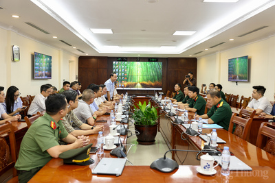 Thứ trưởng kiểm tra khu vực trưng bày của Bộ Công Thương.